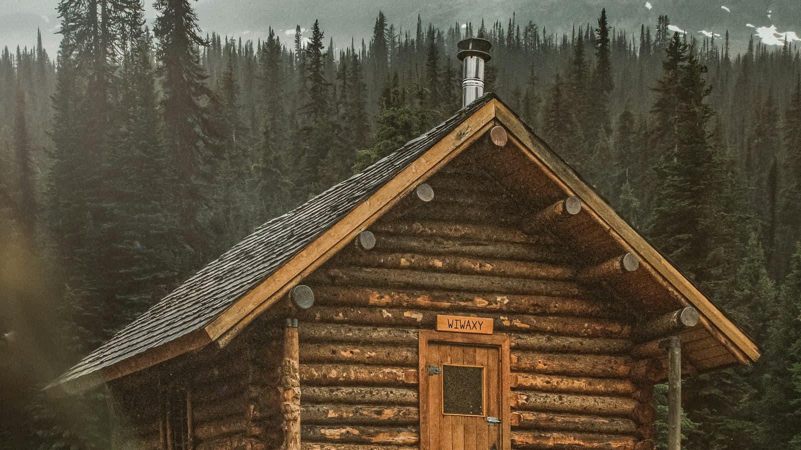 Cabană de munte tip pensiune, într-un peisaj natural