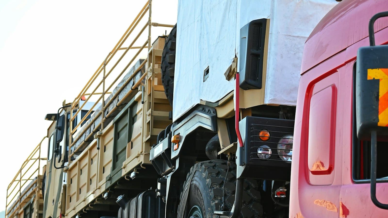 Camion de marfă pe autostradă, transport rutier
