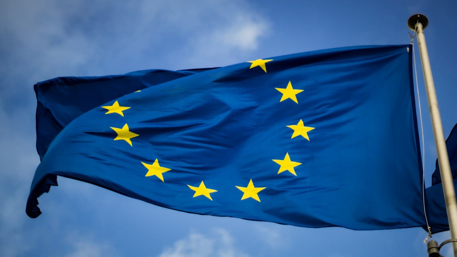 Steagul Uniunii Europene fluturând pe cer senin