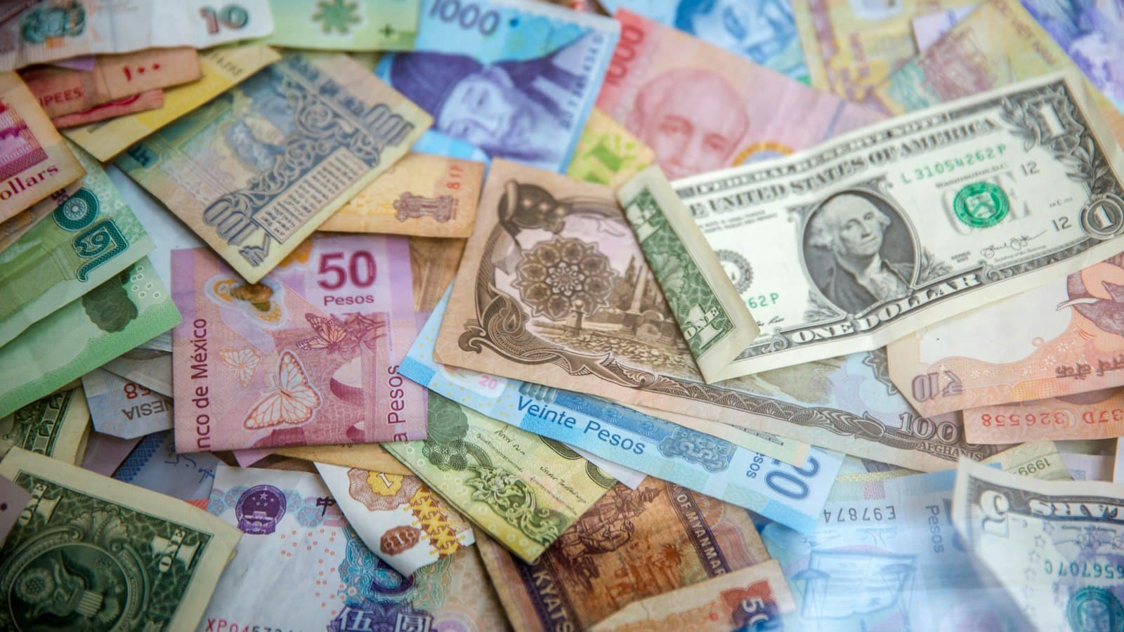 Bancnote și monede pregătite pentru numărare