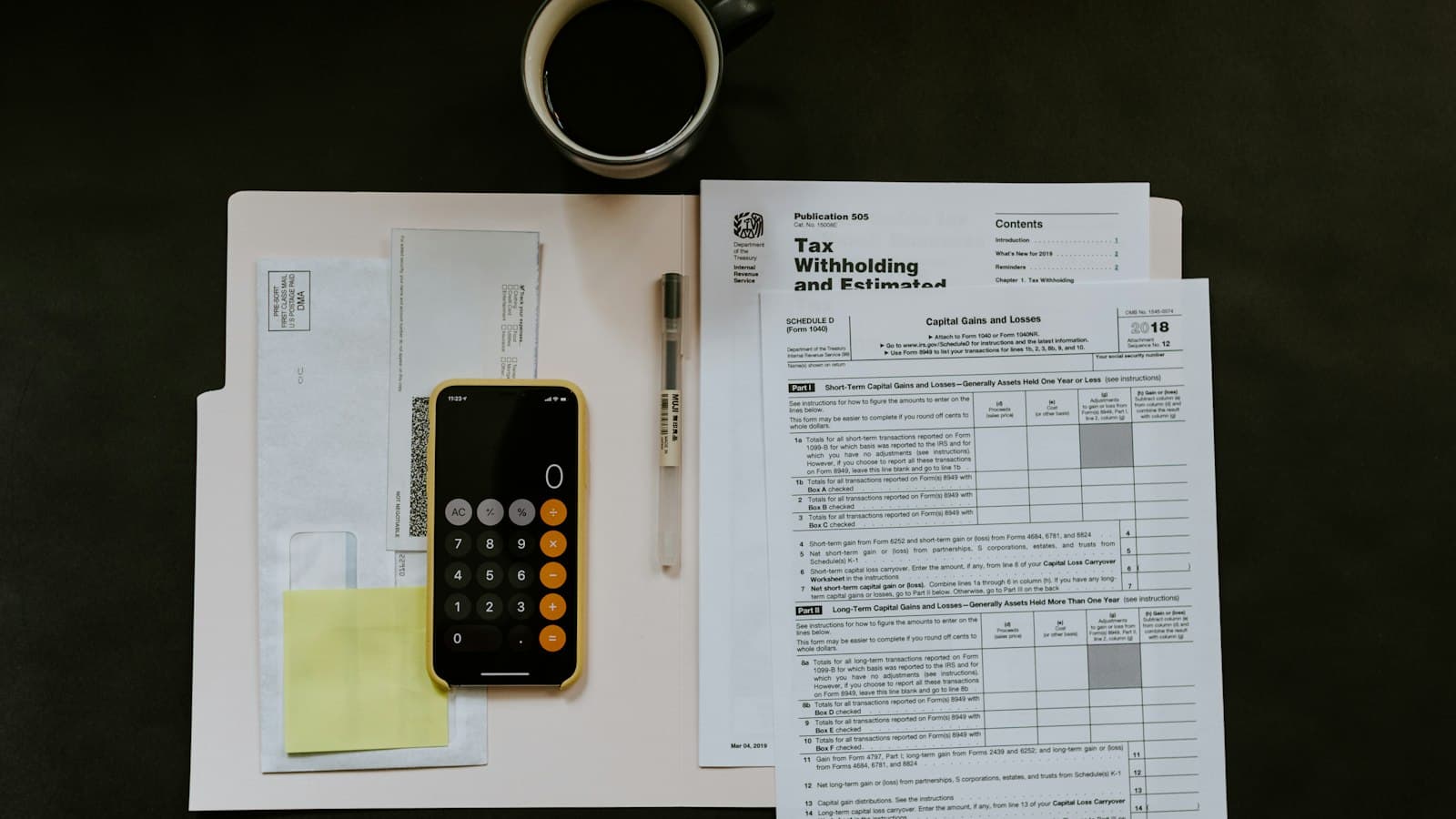 Facturi și calculator pe un birou de contabilitate